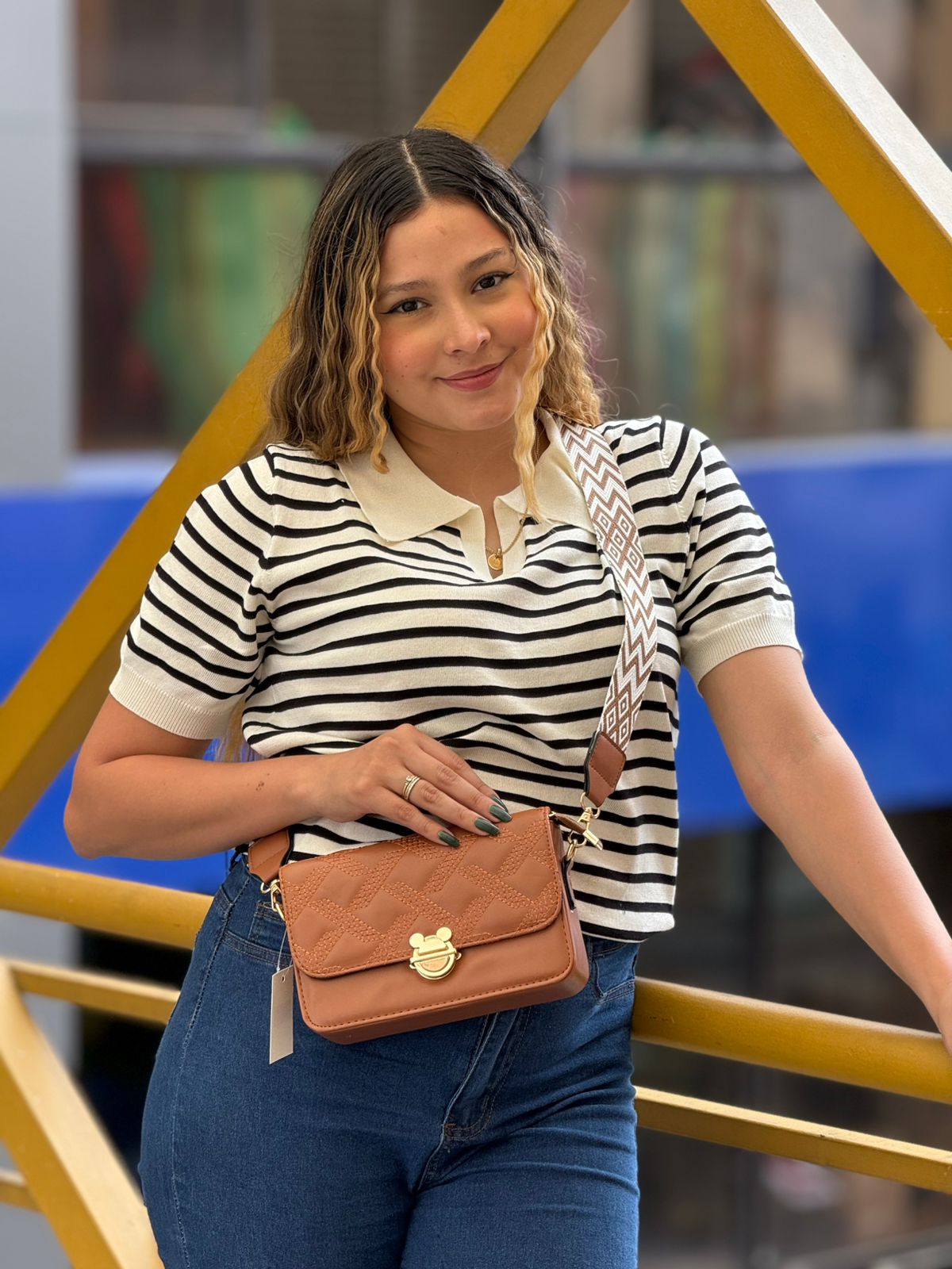 bolso manos libres con boton de mickey