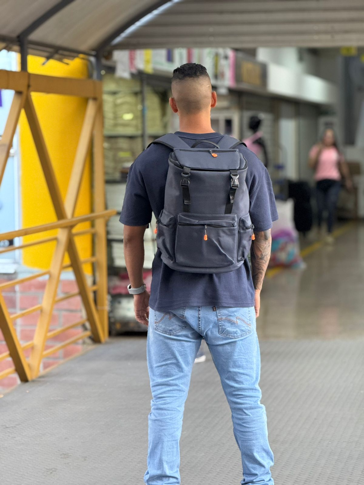 BOLSO UNISEX CON DOBLE CORREA FRONTAL