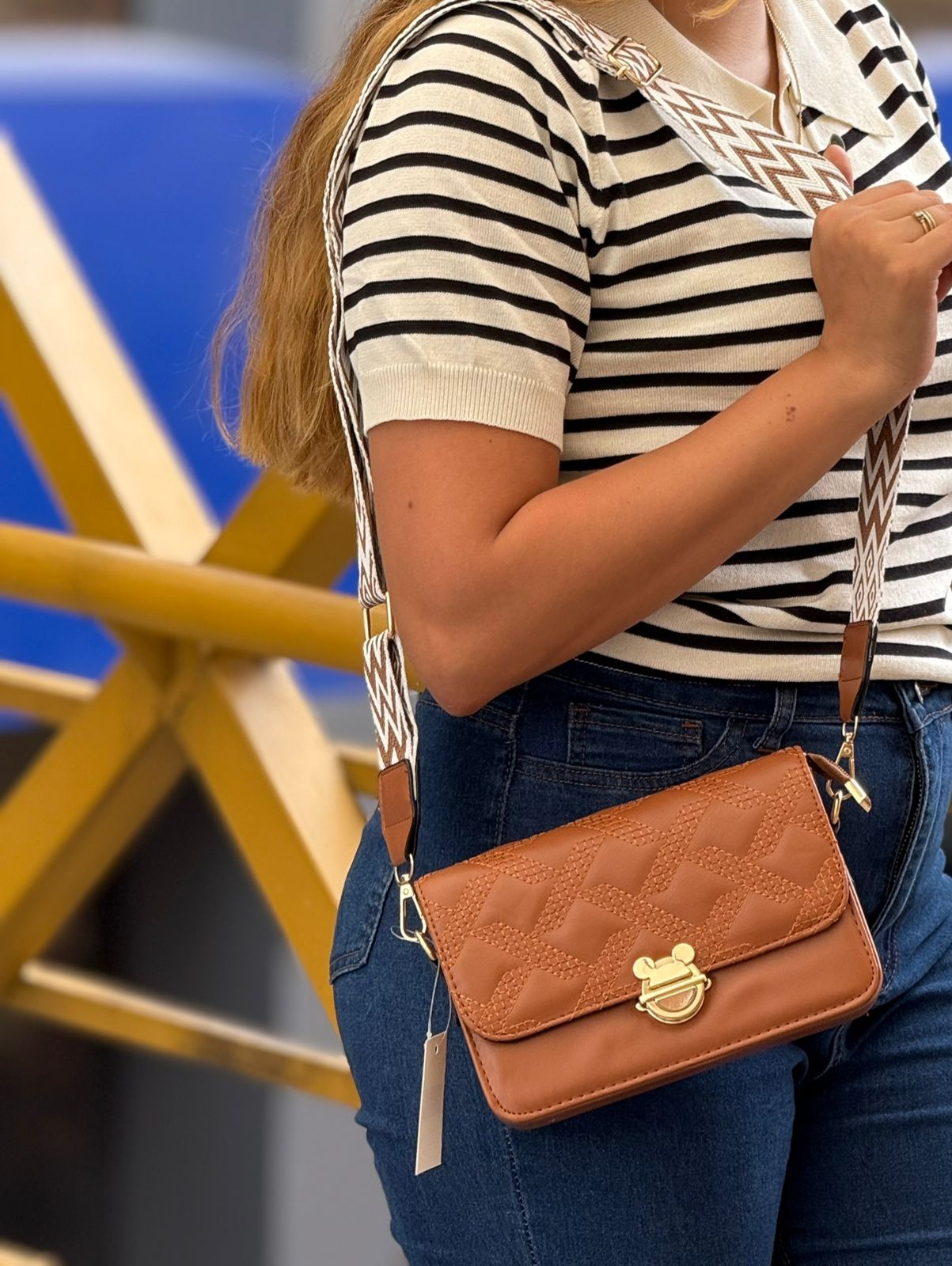 bolso manos libres con boton de mickey