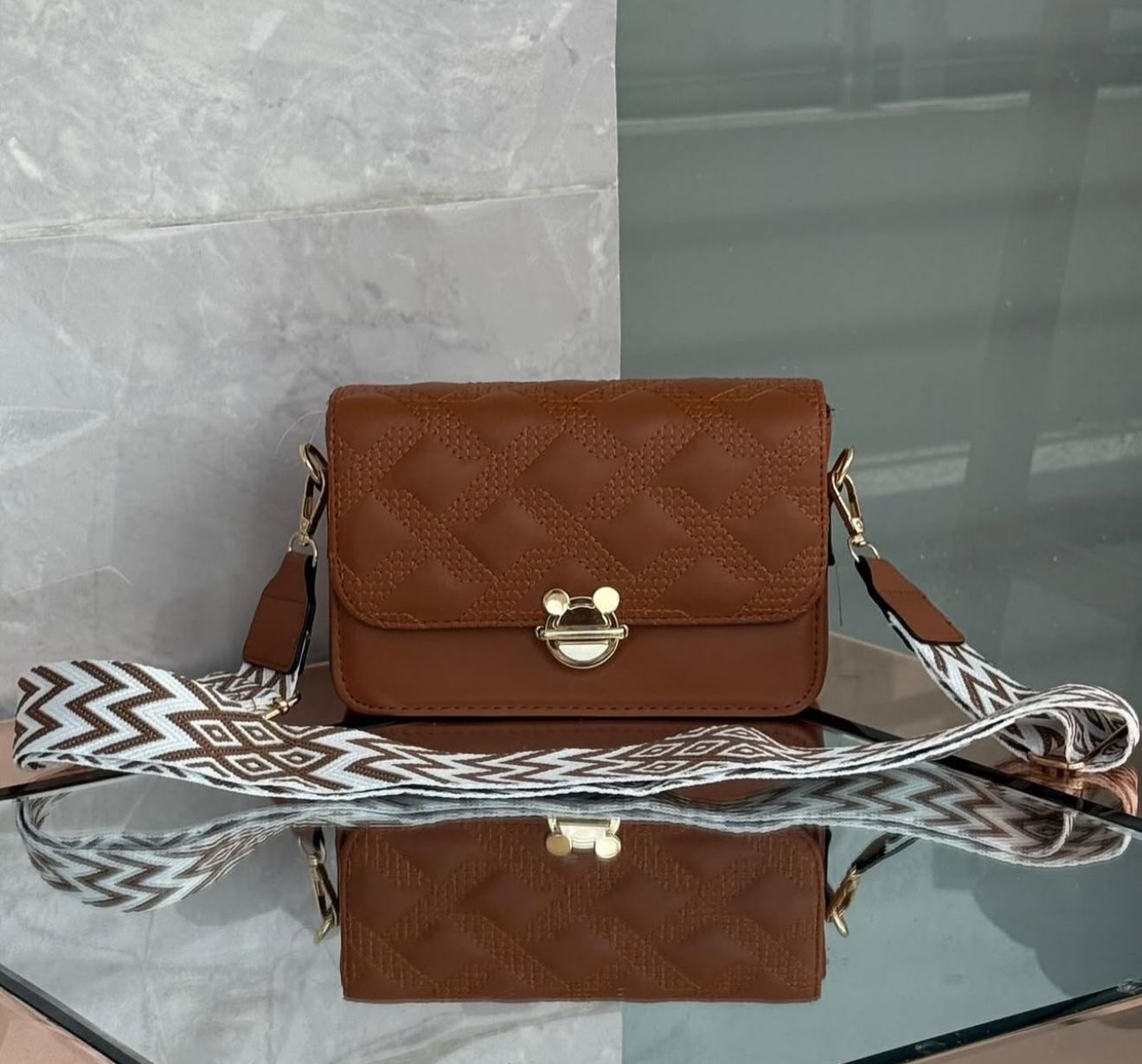 bolso manos libres con boton de mickey