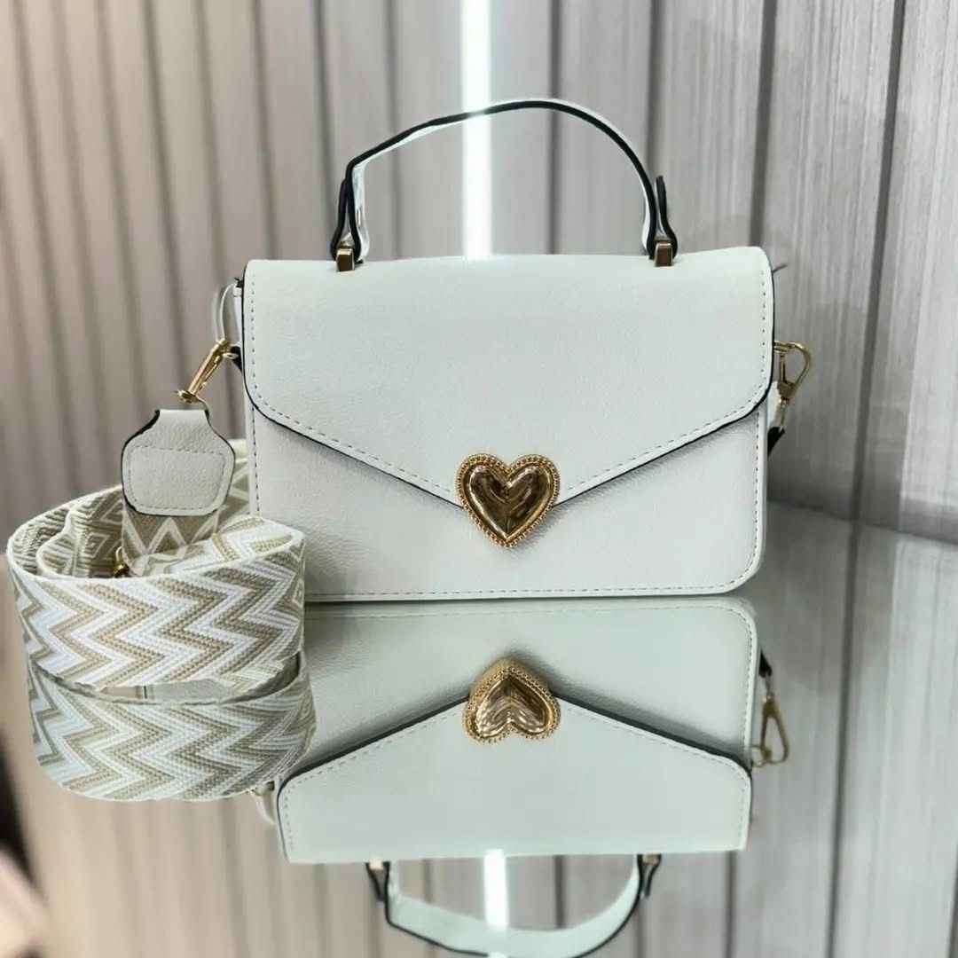 bolso manos libres con boton de corazon