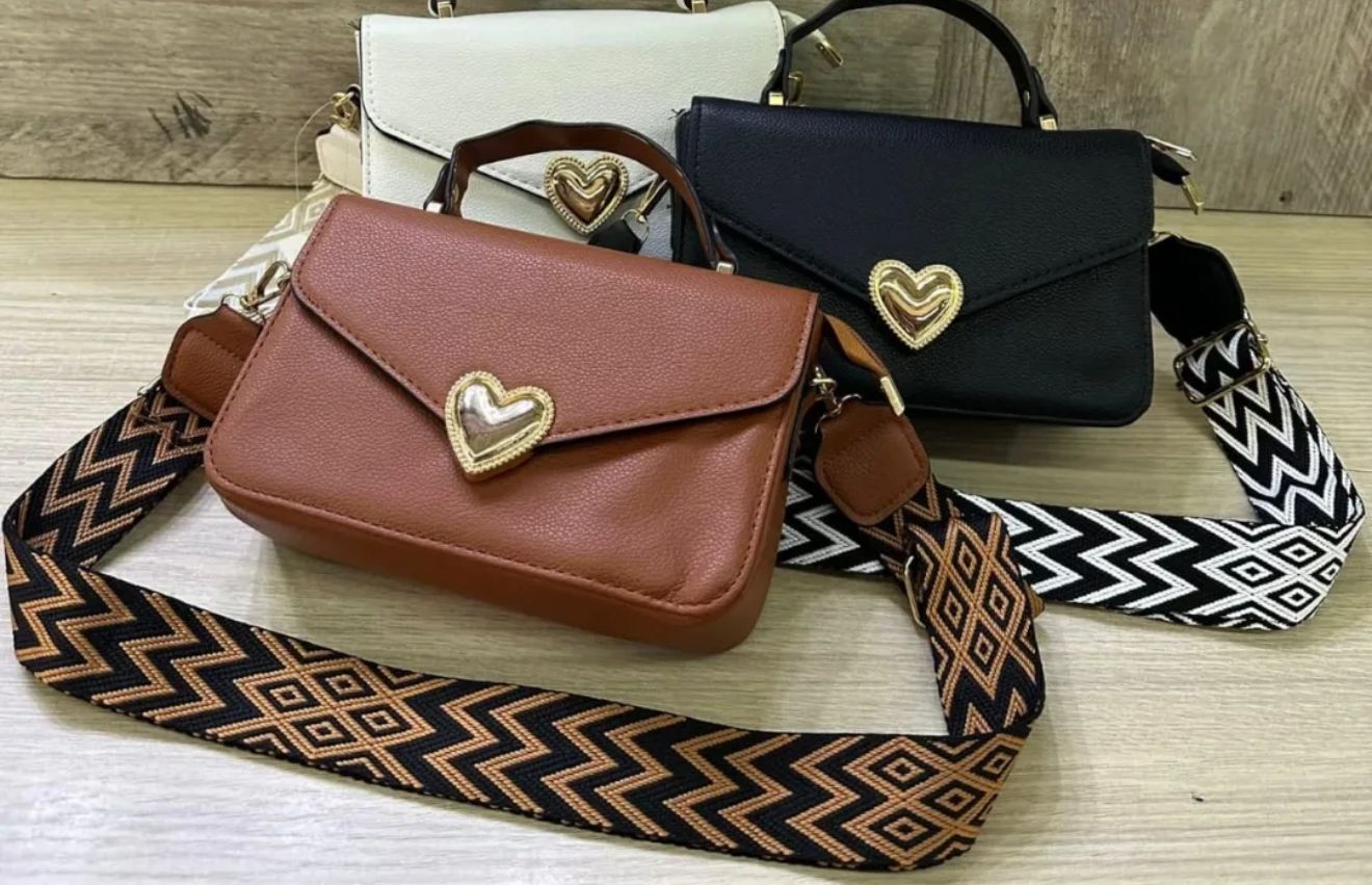 bolso manos libres con boton de corazon