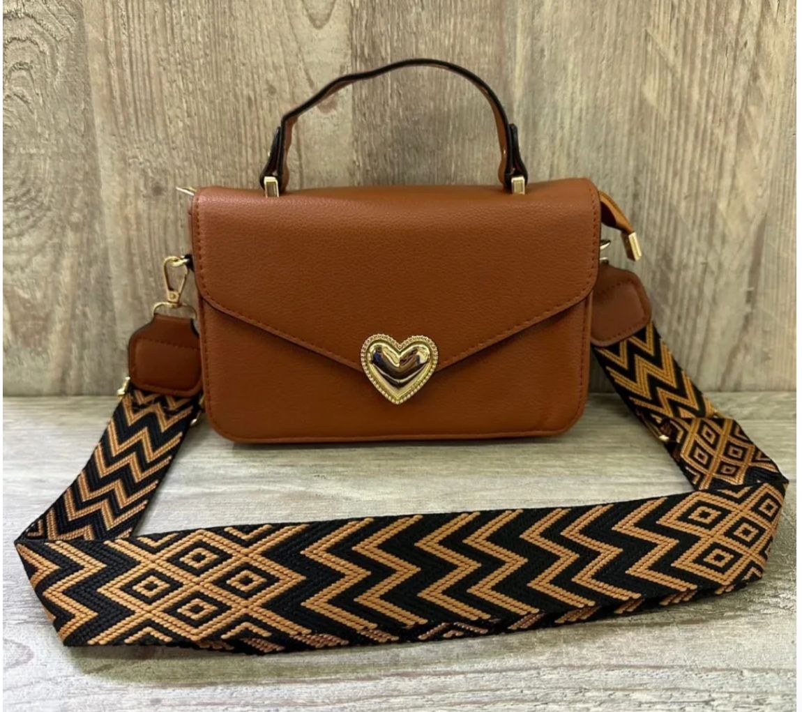 bolso manos libres con boton de corazon
