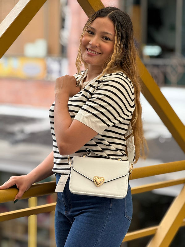 bolso manos libres con boton de corazon
