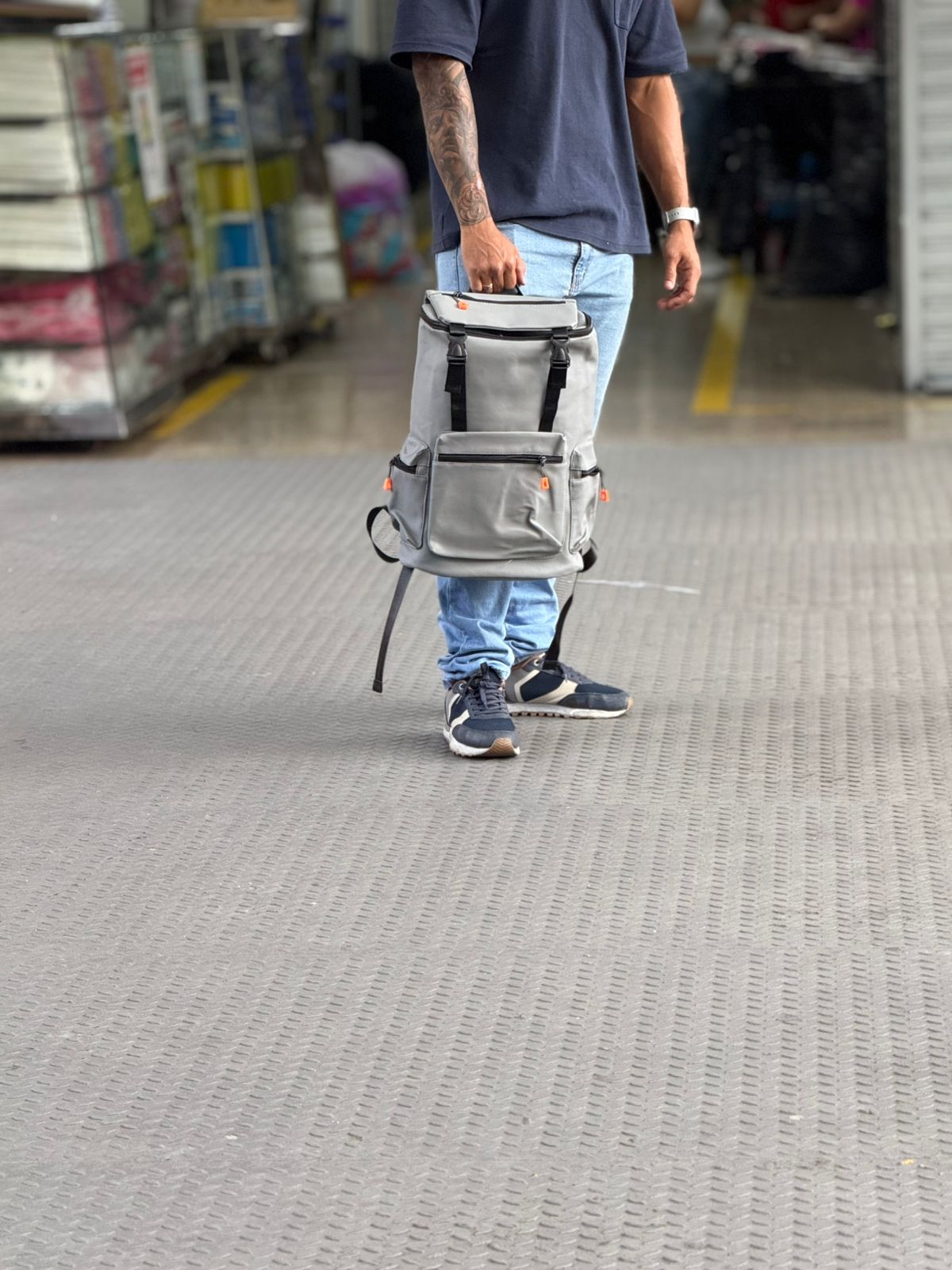BOLSO UNISEX CON DOBLE CORREA FRONTAL
