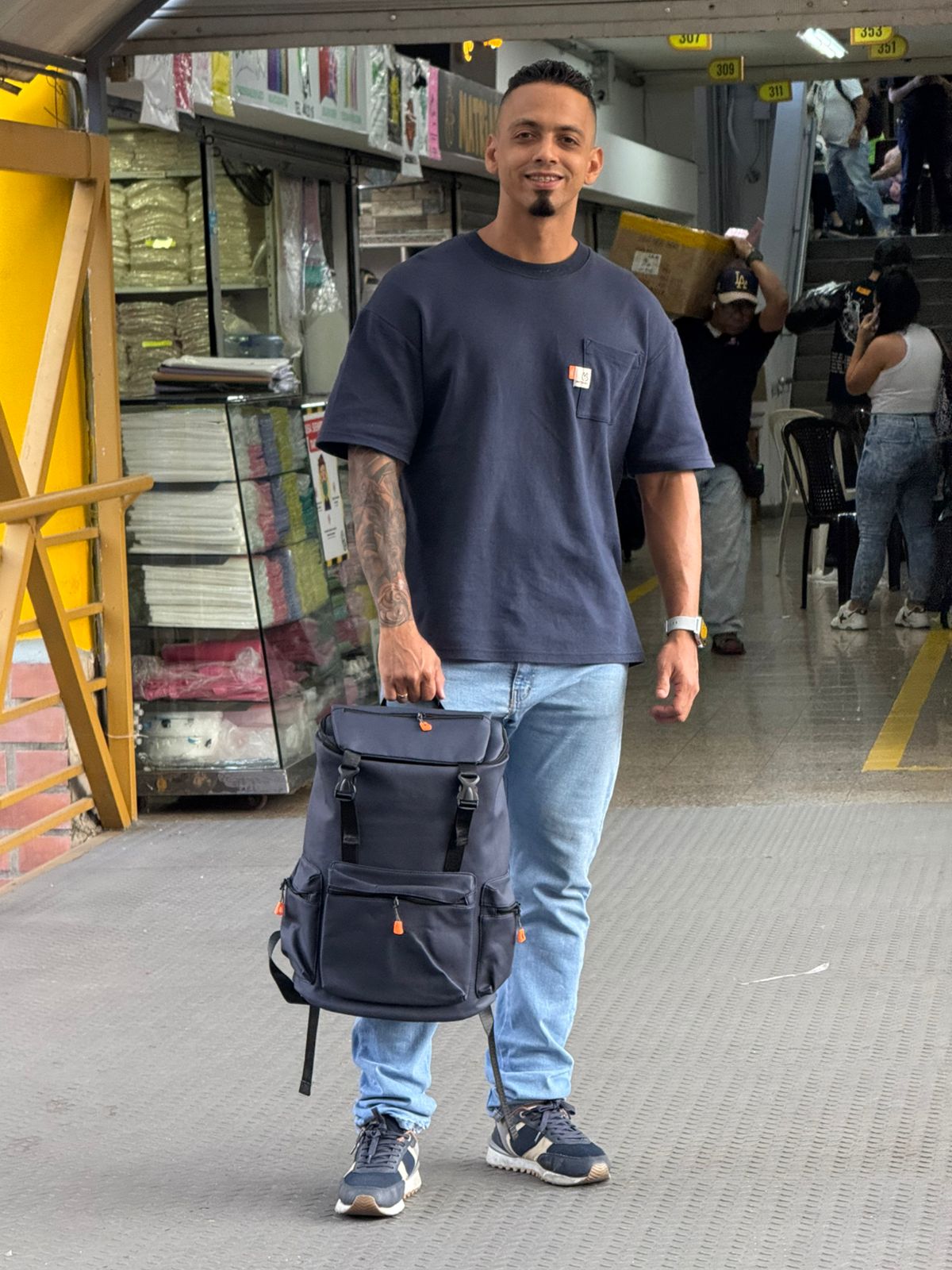 BOLSO UNISEX CON DOBLE CORREA FRONTAL