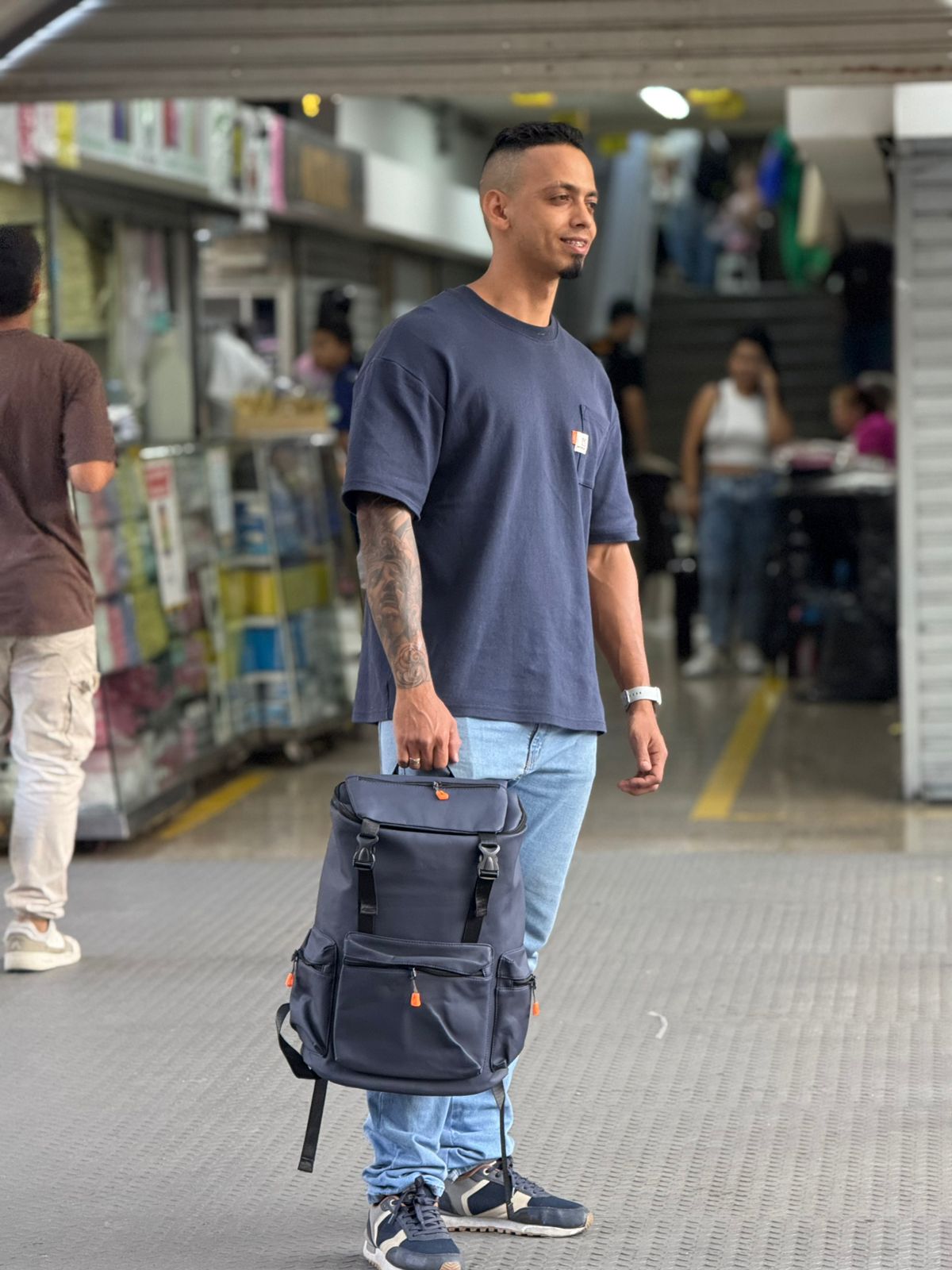 BOLSO UNISEX CON DOBLE CORREA FRONTAL