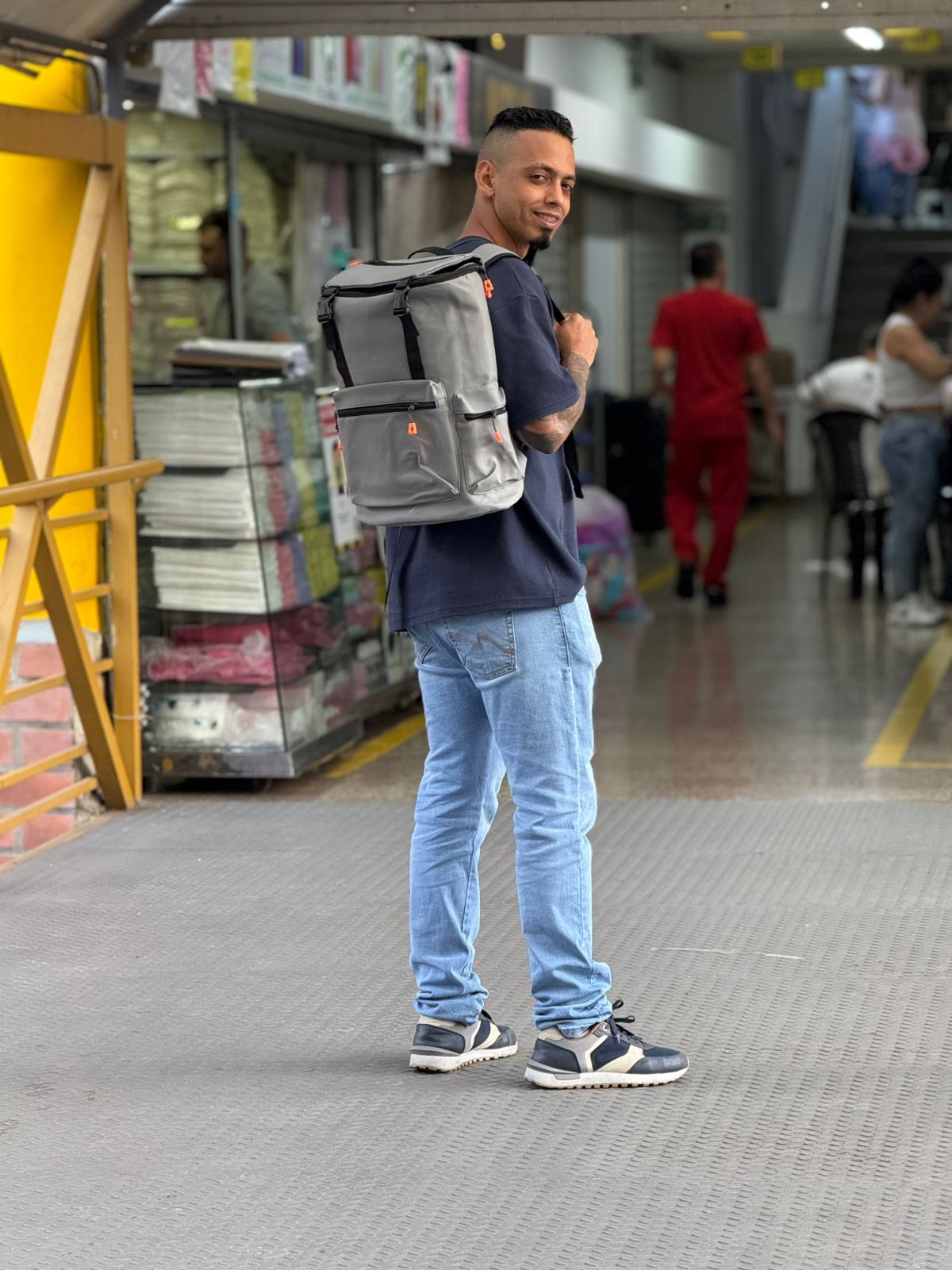 BOLSO UNISEX CON DOBLE CORREA FRONTAL