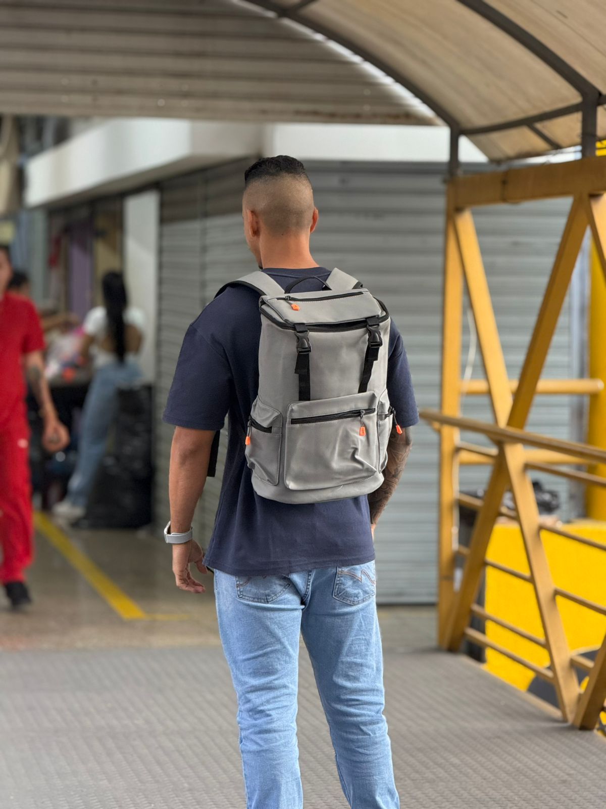 BOLSO UNISEX CON DOBLE CORREA FRONTAL