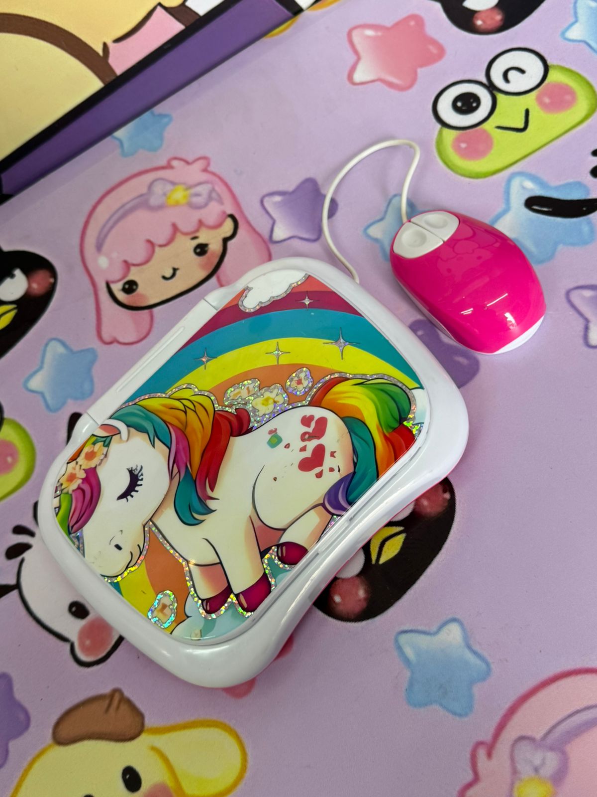 computador infantil pequeño con mouse