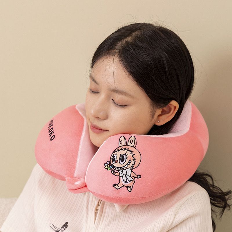 ALMOHADA VIAJERA LABUBU