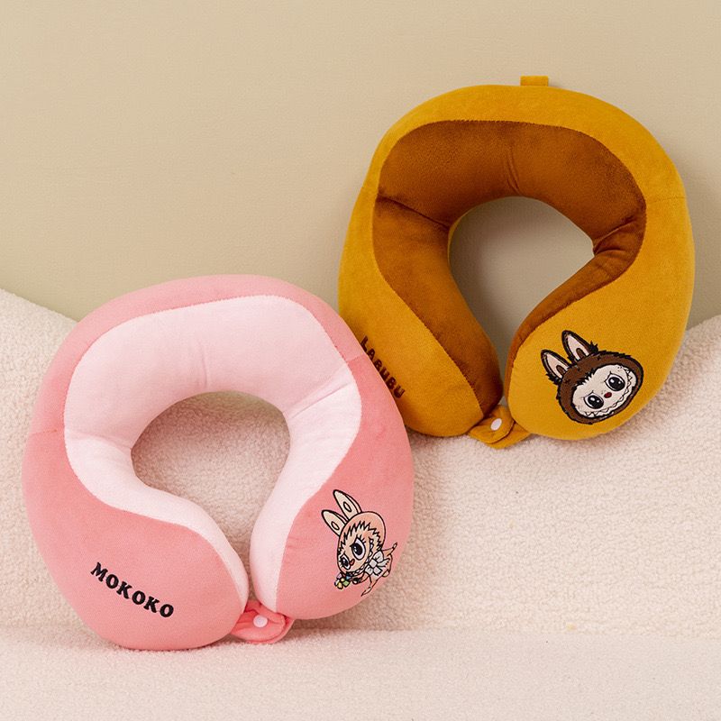 ALMOHADA VIAJERA LABUBU