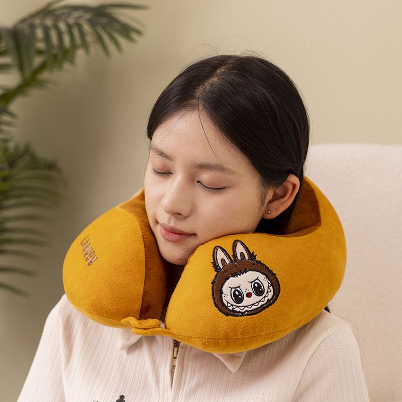ALMOHADA VIAJERA LABUBU