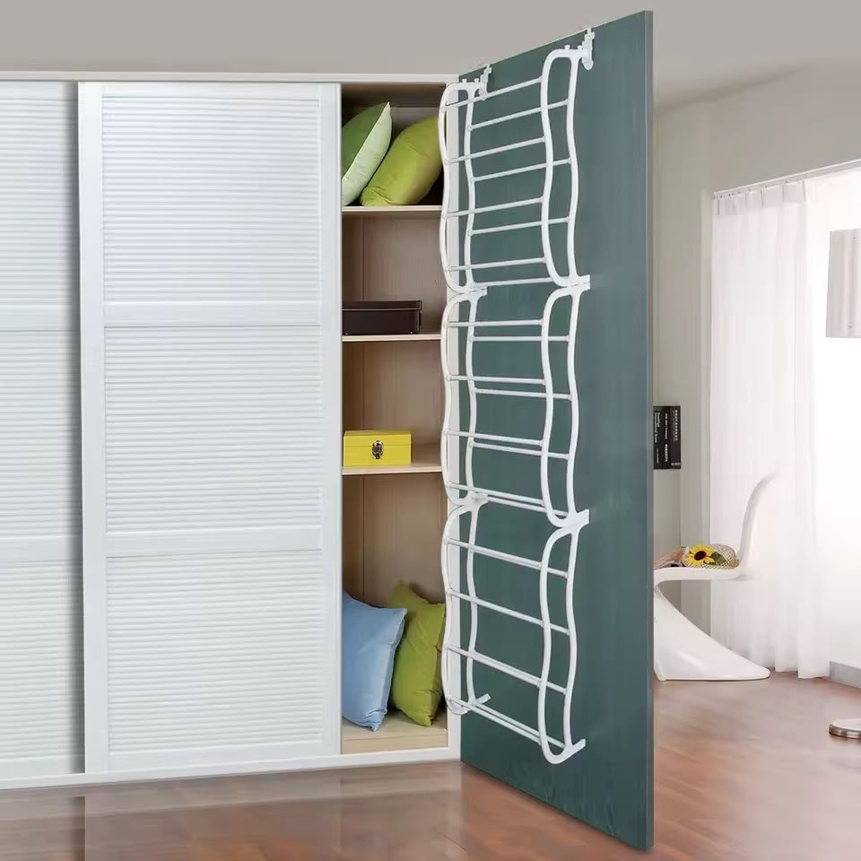 organizador de zapatos colgado en la pared