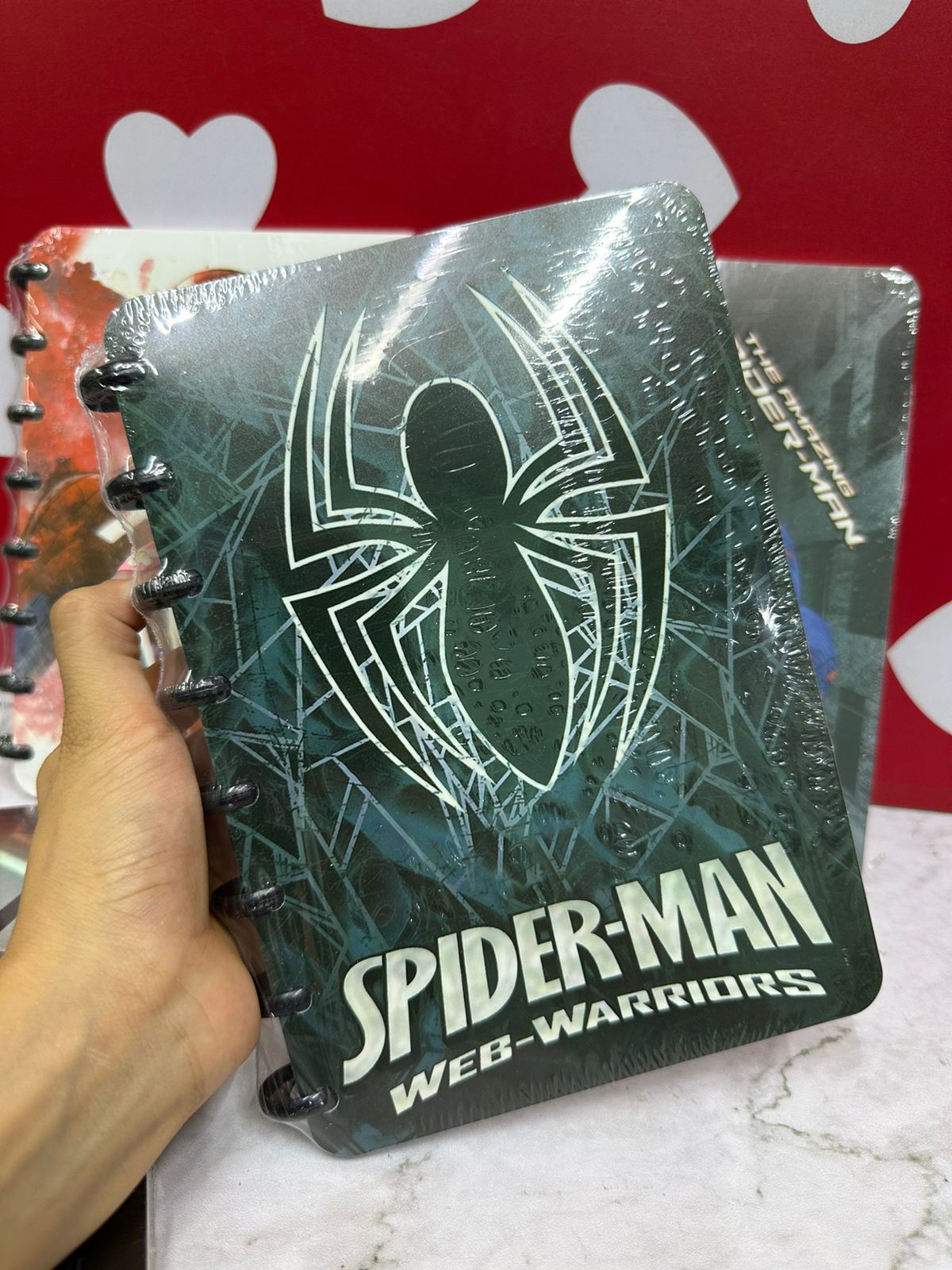CUADERNO ARGOLLADO SPIDERMAN PAG013 VERDE DE ARAÑA EN EL CENTRO